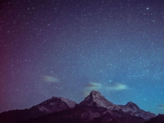 Uma incrível paisagem de um céu estrelado