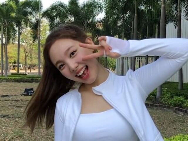 Im nayeon/Debochada,talentosa,fofa como um coelho