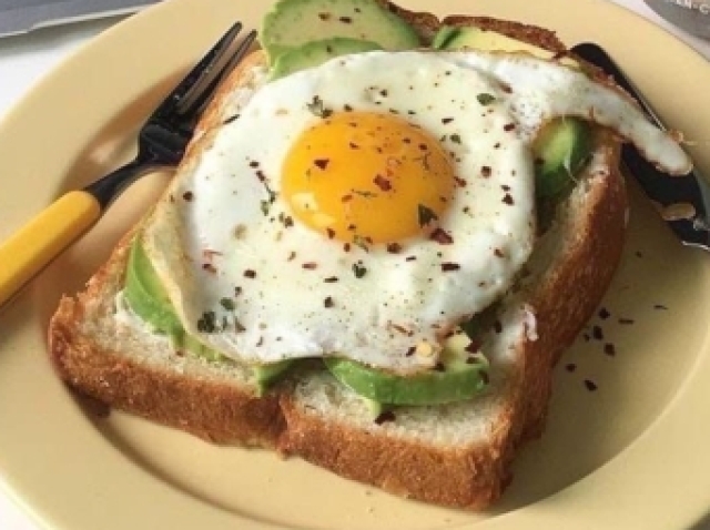 — Pãozinho como ovo e abacates cortados em pedacinhos ! — 🍞🥑