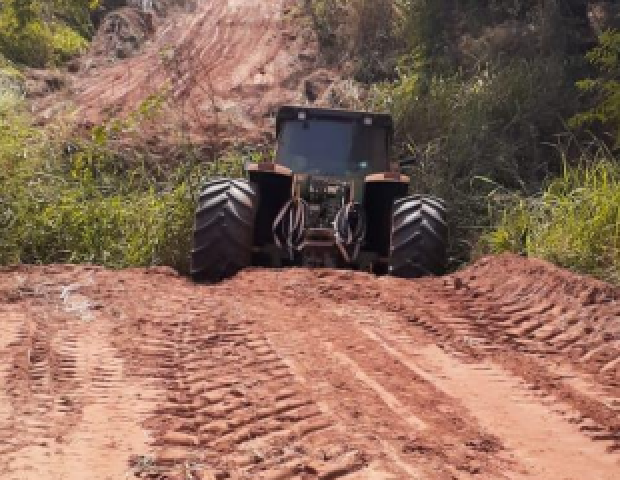 Tratos Culturais/Vinhaça =Operador de trator ao subir no equipamento para conduzir o trator, por uma falha operacional, deixou o trator descer por aproximadamente 15metros, onde o equipamento veio a parar próxima APP. Operador relatou que bateu o
peito no volante, e foi encaminhado para o ambulatório da unidade.