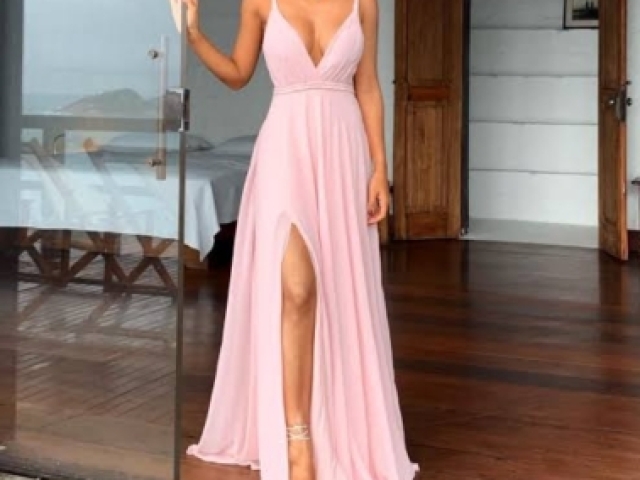 Um vestido longo com uma abertura e com um tom de rosa mais leve!