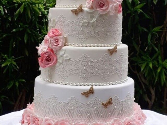 Opção 7
Bolo lindo com vários andares detalhes branco brilhante e rosas no bolo!