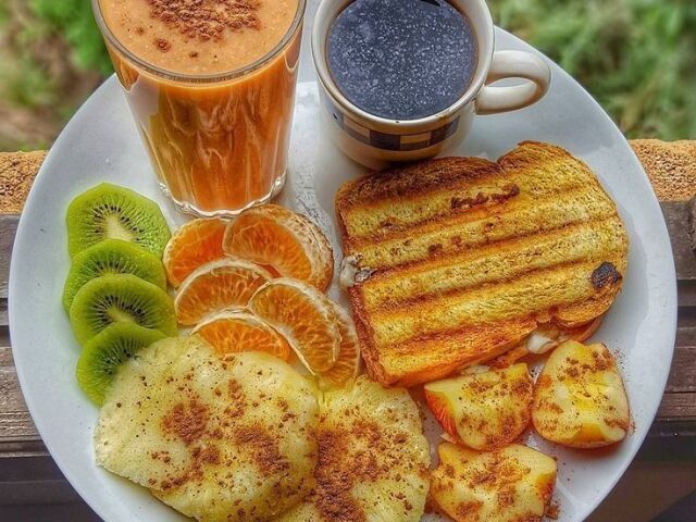 suco,café,torrada,maça,tangerina,kiwi e abacaxi