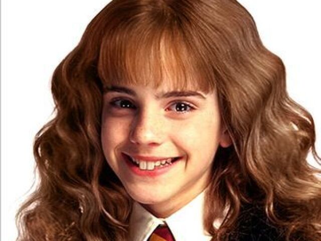 J.K na verdade Hermione fez uma Hermione com sardas, cabelo bem armado e dentuça. Não era uma das mais bonitas de Hogwarts.