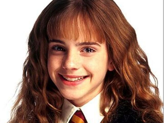 J.K fez uma Hermione muito linda e com cabelo ondulado, sem sardas e com dentes retos. Era uma das mais bonitas de Hogwarts.