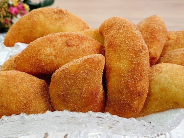 Risolis, que também costumava a comer em aniversários, é literalmente coxinha mesma coisa só que com muito menos massa