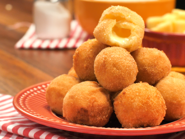 Bolinha de queijo, que costumo apenas a comer em aniversários, infância