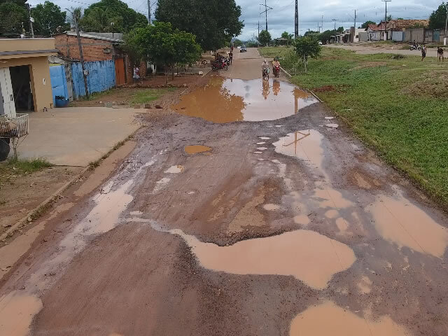 Em poças de lama.