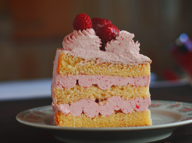 Bolo chiffon de baunilha e buttercream de framboesa