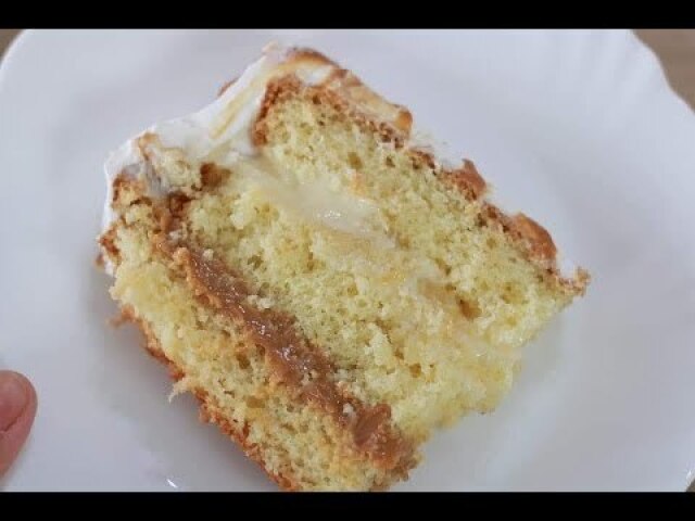 Bolo branco com abacaxi e doce de leite