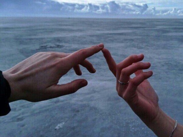 Essa com as mãos se tocando