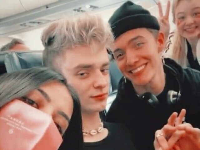 já