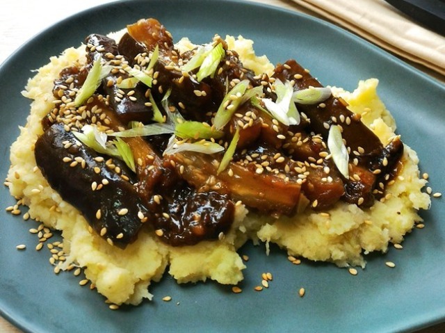 Saury grelhado com sal e sopa de missô com berinjela