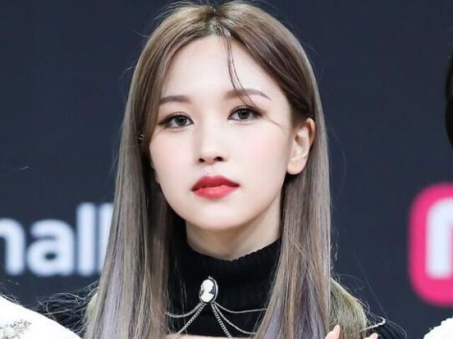 Me shippariam com a minha colega mais próxima, Hoyun. Ela lembra a Mina do Twice.