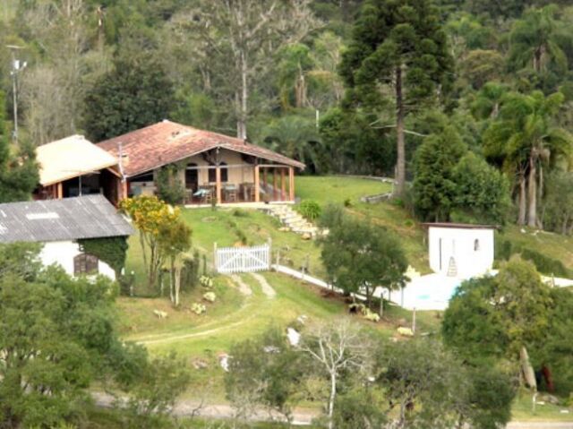 Uma fazenda na serra, perto das florestas da Mata Atlântica.