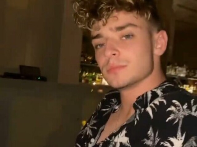 Josh
*não sei escrever o sobrenome*