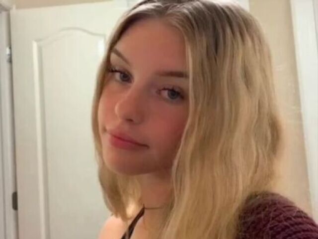 Pra essa foto tem 2 opções
Ou ela é loira
Ou ela pintou o cabelo de loiro mas ela era morena