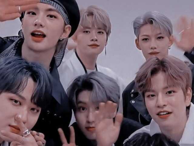 Stray kids (não coube todos os integrantes pq a foto era mt grande)