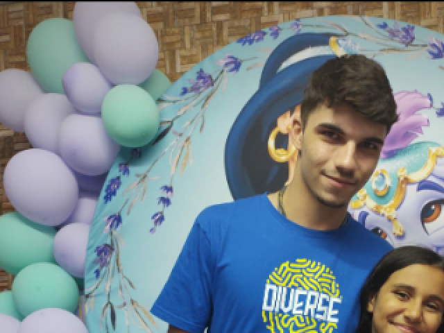 ingnora aquela menina
Assim