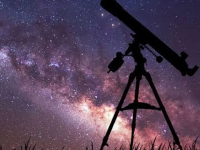 Ver estrelas pelo telescópio