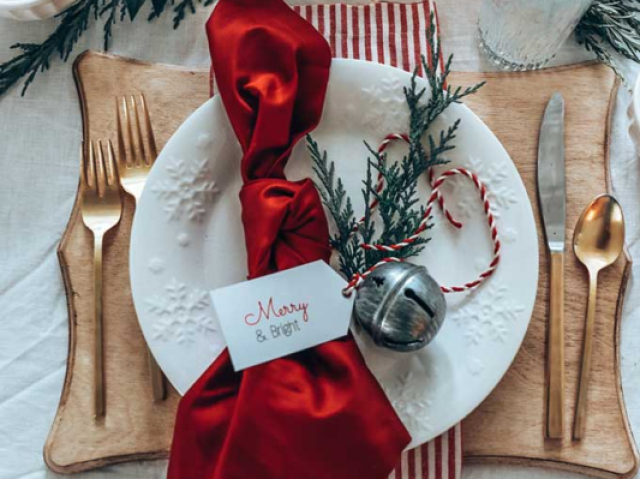 Configuração fácil de mesa de Natal com vermelho