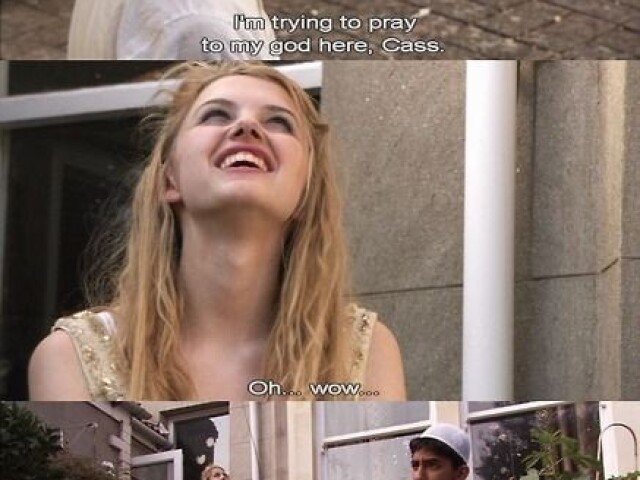 "— estou tentando rezar pro meu deus, cassie.
— Oh. Uau. Ele está ouvindo?"
Cassie, skins.