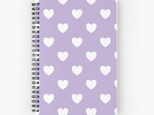 corações brancos e fundo roxo claro