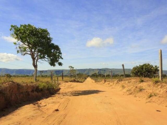 Estrada de terra.