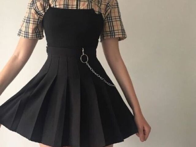Saia preta com corrente
Camisola aos quadrados
Sapato alto preto