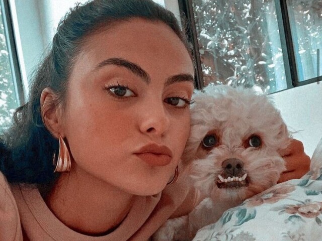 Camila Mendes;