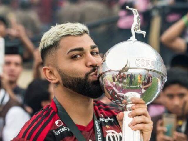 ELE FOI APELIDADO COMO REI DA AMÉRICA POR TER FEITO 2 GOLS NA FINAL DA LIBERTADORES CONTRA O RIVER PLATE E VIRANDO PRO FLAMENGO PARA SER CAMPEÃO