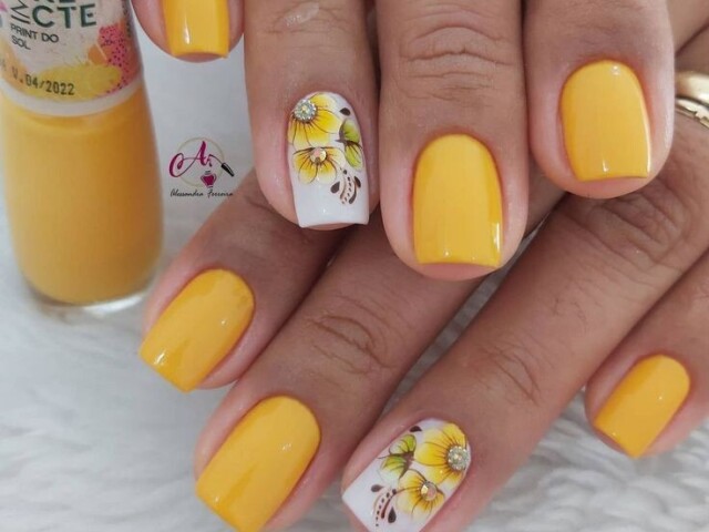 Unhas de amarelo com branco com flores amarelas