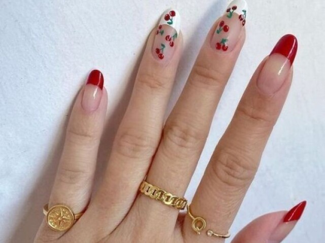 Unhas com Francesinhas de vermelho e branco com cerejas