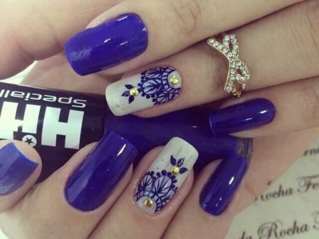 Unhas Azul com flor