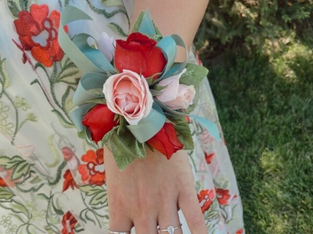 Um corsage (pulseira com flores)