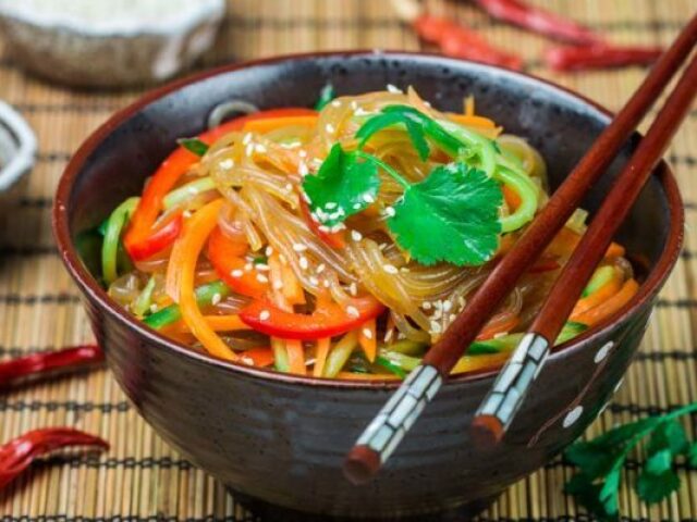 Japchae (macarrão doce) + vegetais