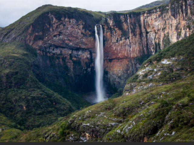 em uma casa secreta atrás de uma cachoeira