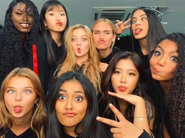 Escolha os Looks da Menina do N.U e te indicarei uma música do NOW UNITED!