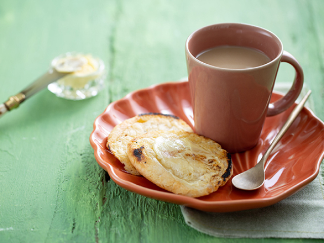 Algo mais basico, cafe com pao na chapa e manteiga