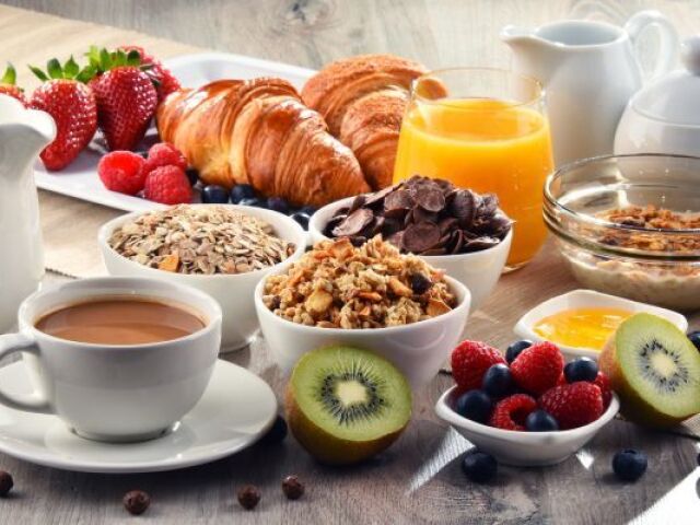 Que tal algo mais ousado? Suco, cafe, croissant, granola, aveia em flocos e algumas frutas