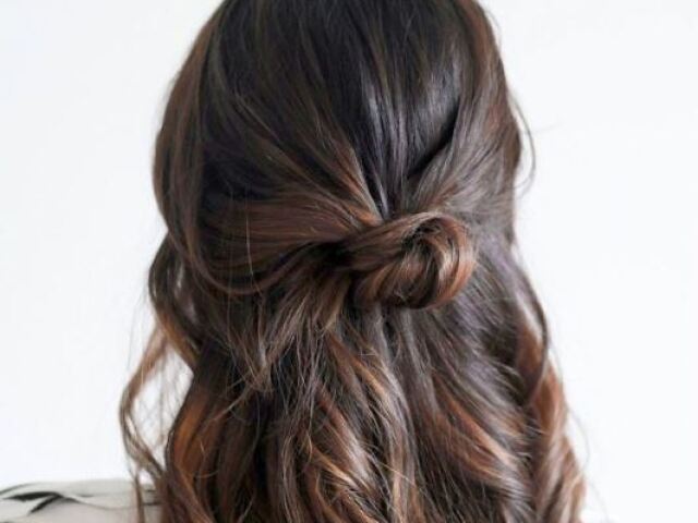 Esse penteado super simples, mas muito bonito