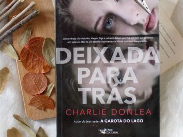 “Deixada para trás”.