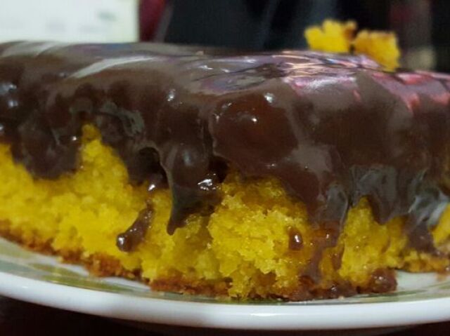 O clássico: bolo de cenoura com cobertura de chocolate.