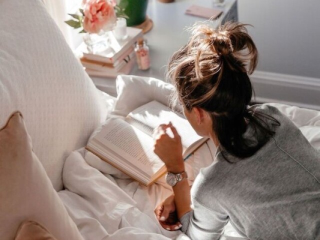 Lendo muito nessa cama enorme e aconchegante