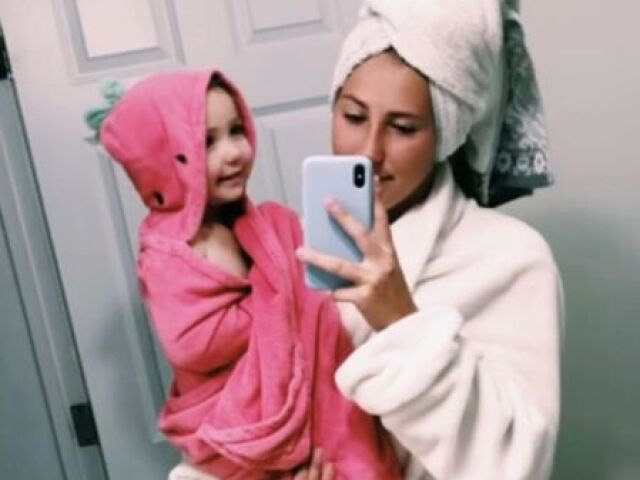 No vĂdeo vc diz: Dps de um banho relaxante eu e Millie vamos por nossos pijamas!! *ela faz um barulhinho com a boca e vc ri*
