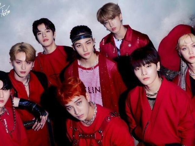 STRAY KIDS