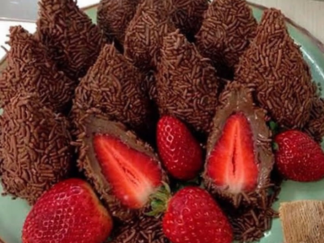 Brigadeiro de morango🍫🍓.