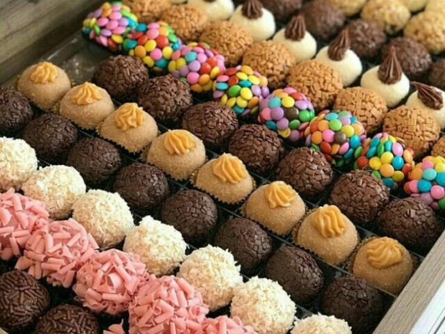 Brigadeiros no estilo festa infantil