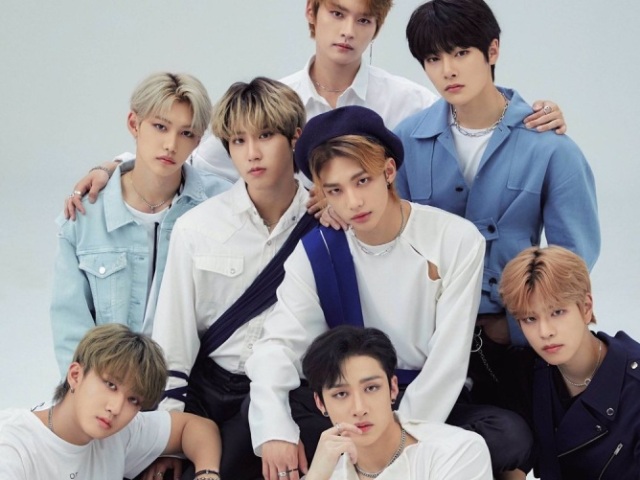 STRAY KIDS BANDA CORENA