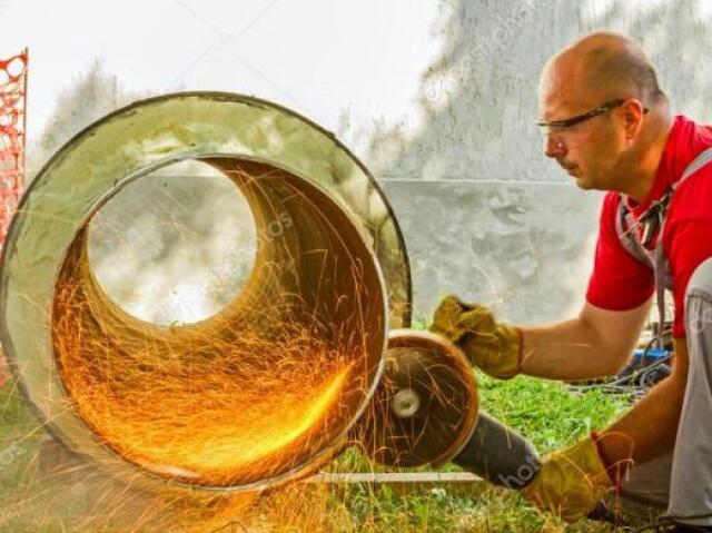 Ao usar uma serra ou lixadeira, por exemplo, os óculos são fundamentais para proteger os olhos de faíscas, poeira e, principalmente, de fragmentos que podem escapar de placas de alvenaria, madeira, metal, vidro, etc. O uso dos óculos protege seus olhos disso.